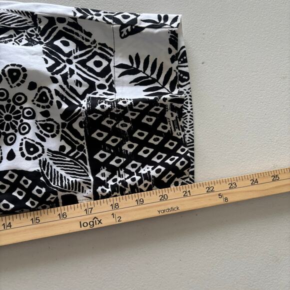 Chico's Women's Size 1 Medium Black and Whire Floral Geometric Capri Crop Pants - Picture 7 of 11